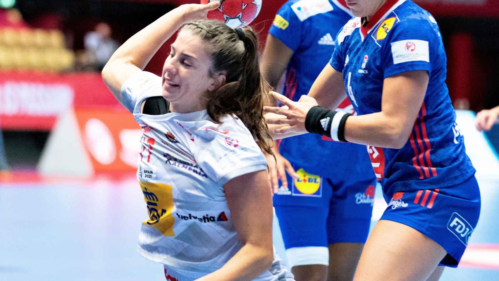 Jennifer Gutiérrez disparando ante Francia en el Europeo de balonmano femenino