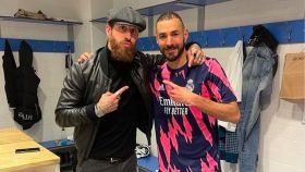 Sergio Ramos y Karim Benzema posan en el vestuario