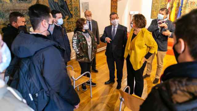 Varios jóvenes charlan con Page y Franco en el Palacio de Fuensalida