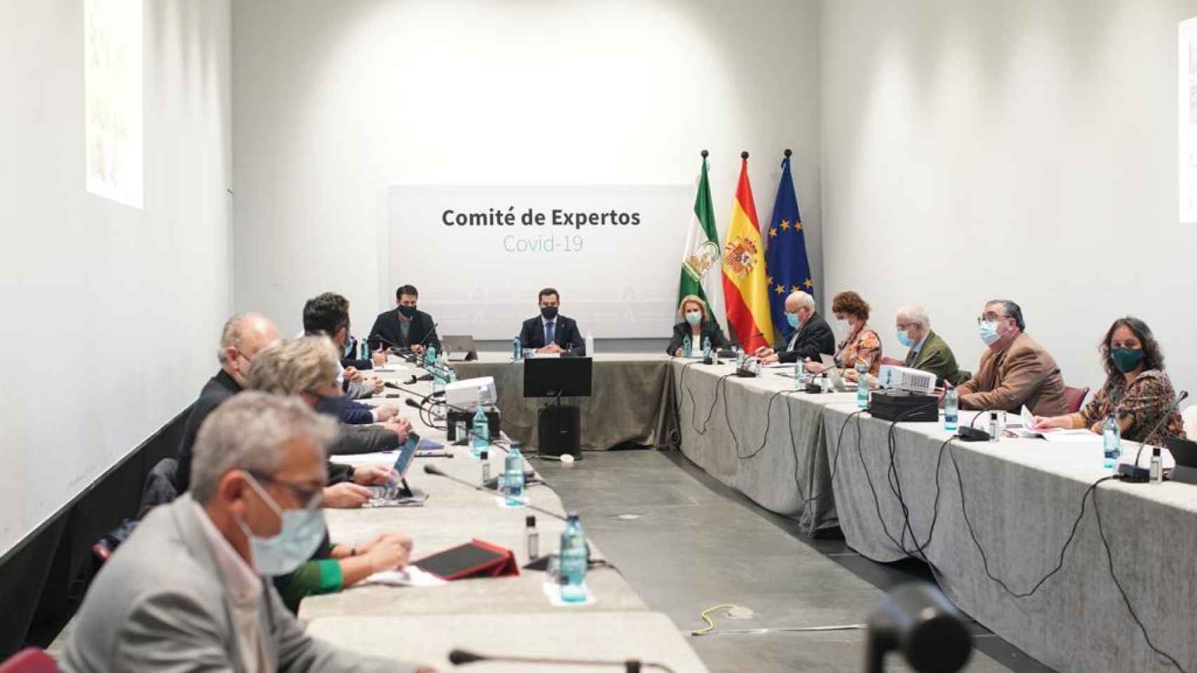 El presidente de la Junta, Juanma Moreno, preside la reunión del comité de expertos.