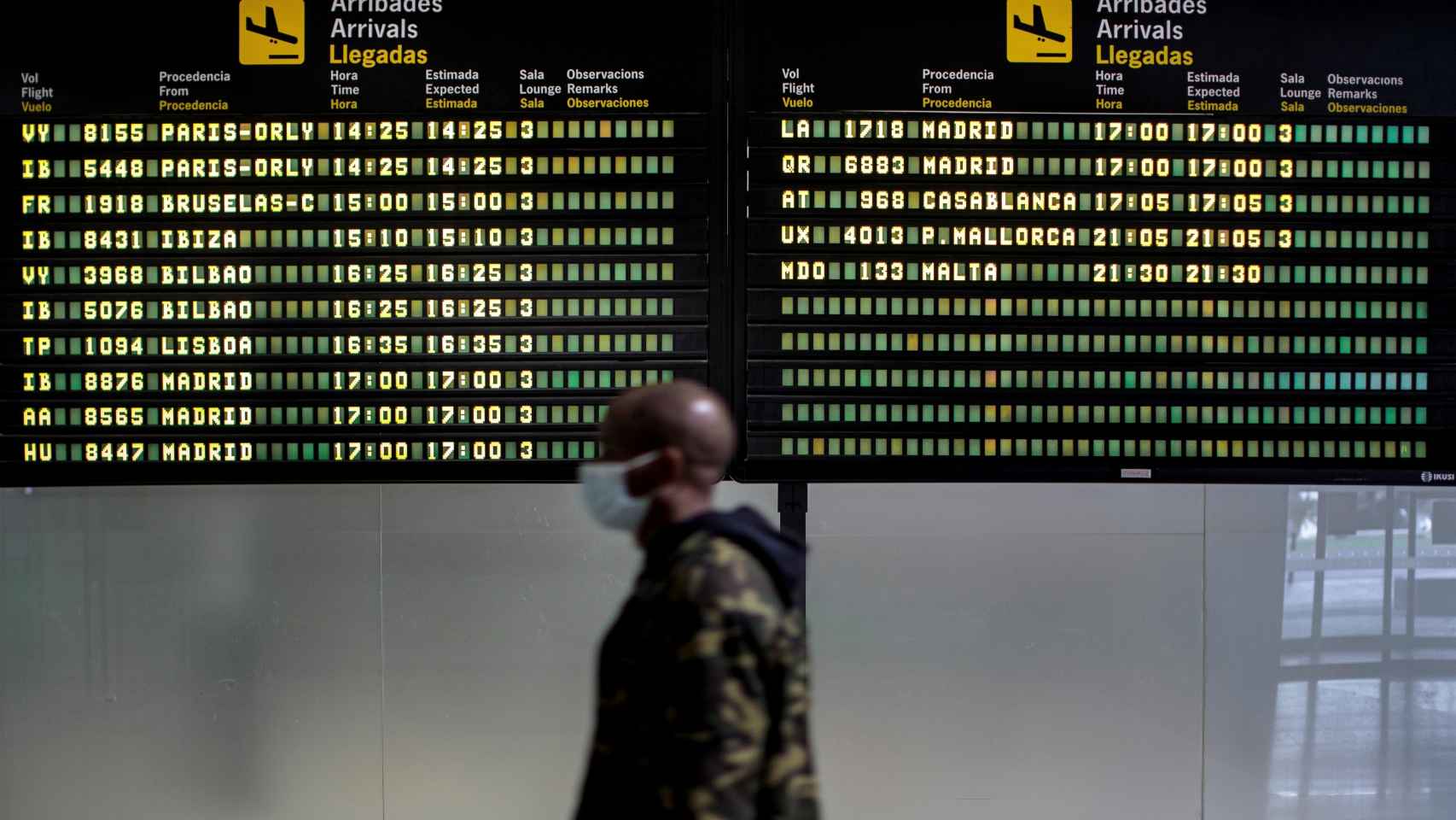 Una persona, ante el panel de llegadas al Aeropuerto de Manises, en Valencia.