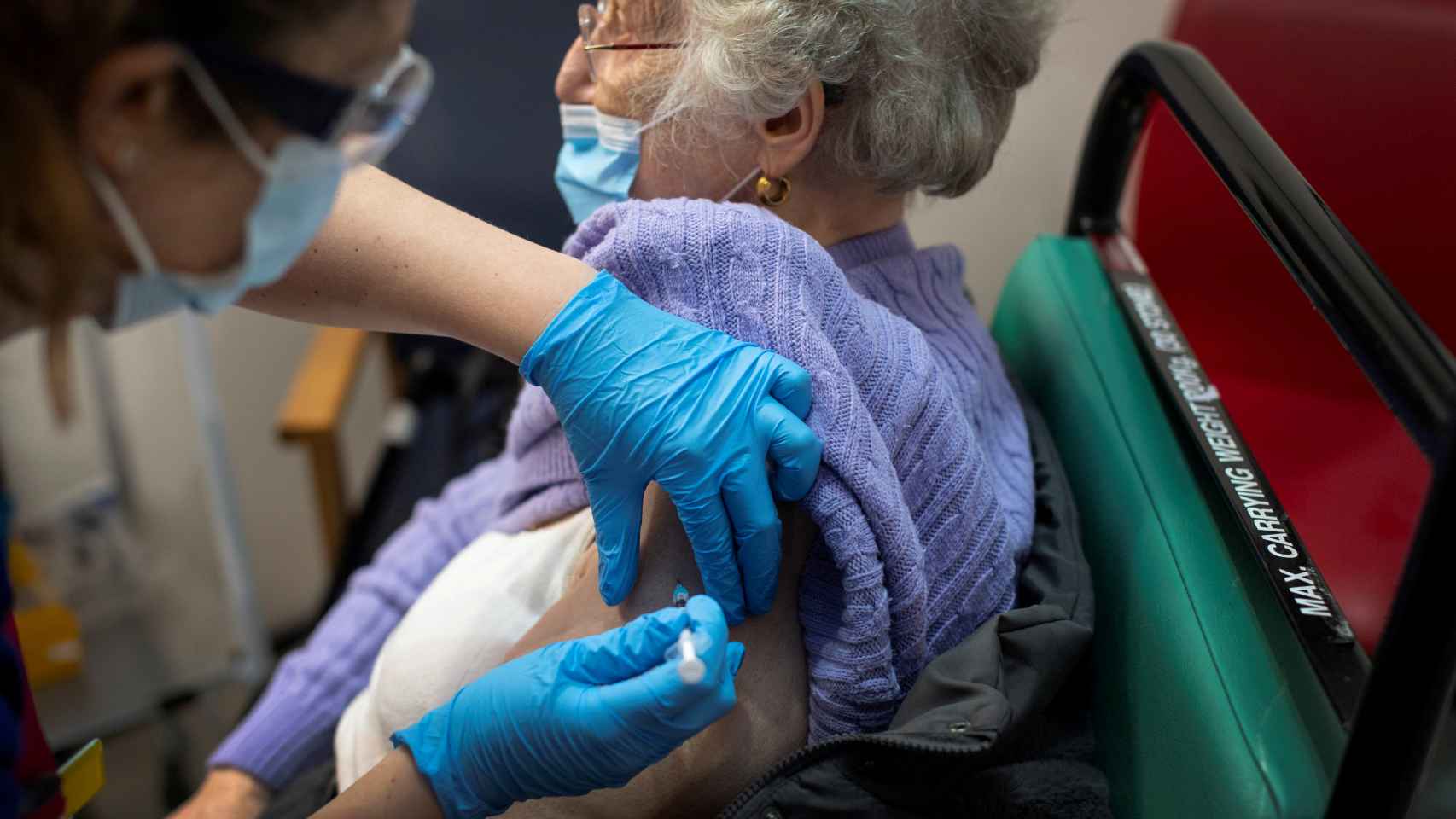 Una mujer se pone la vacuna de Pfizer.