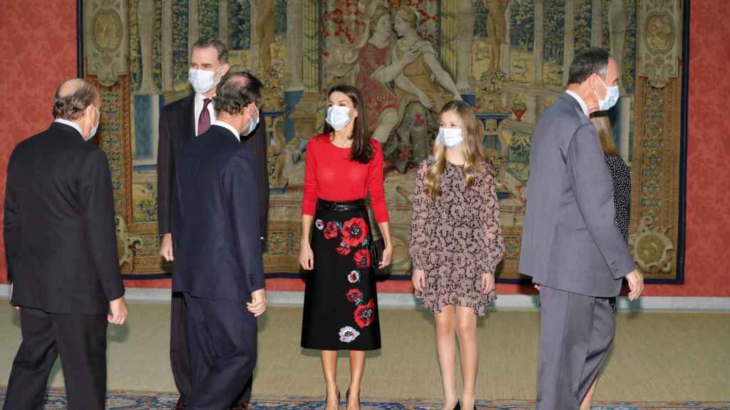 La Familia Real saludando a los miembros del Patronato de la Fundación Princesa de Girona.