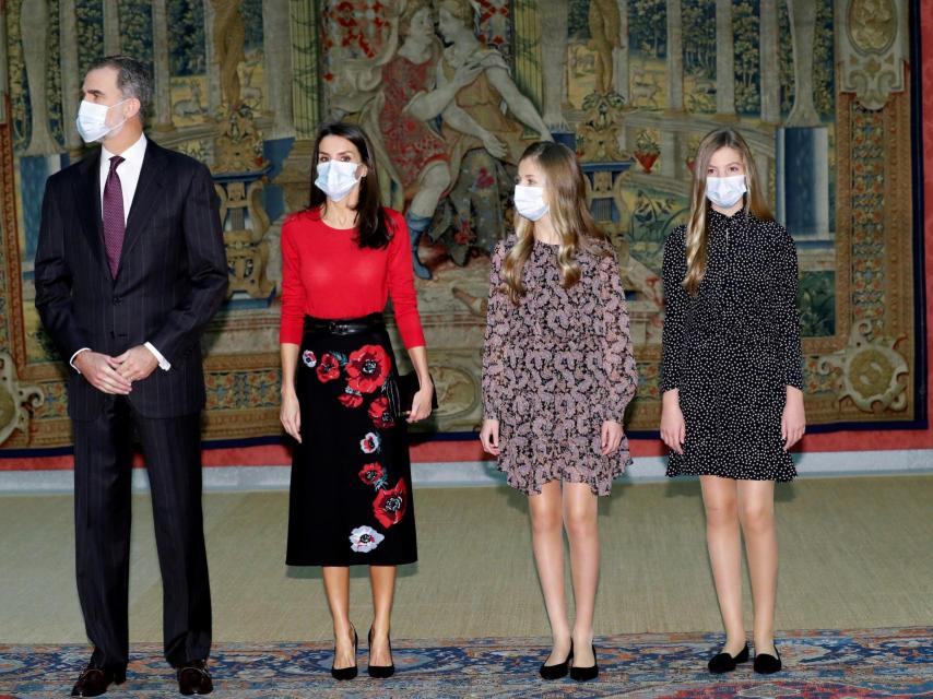 La Familia Real saludando a los miembros del Patronato de la Fundación Princesa de Girona.