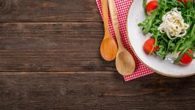 Un plato de ensalada con tomate.