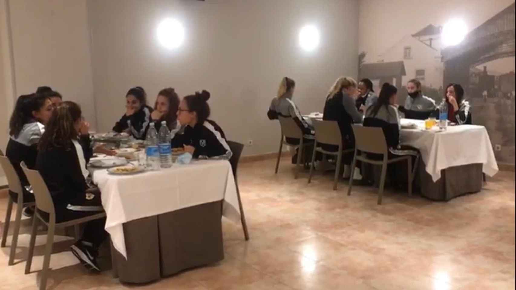 Las jugadoras del Rayo Femenino durante una cena