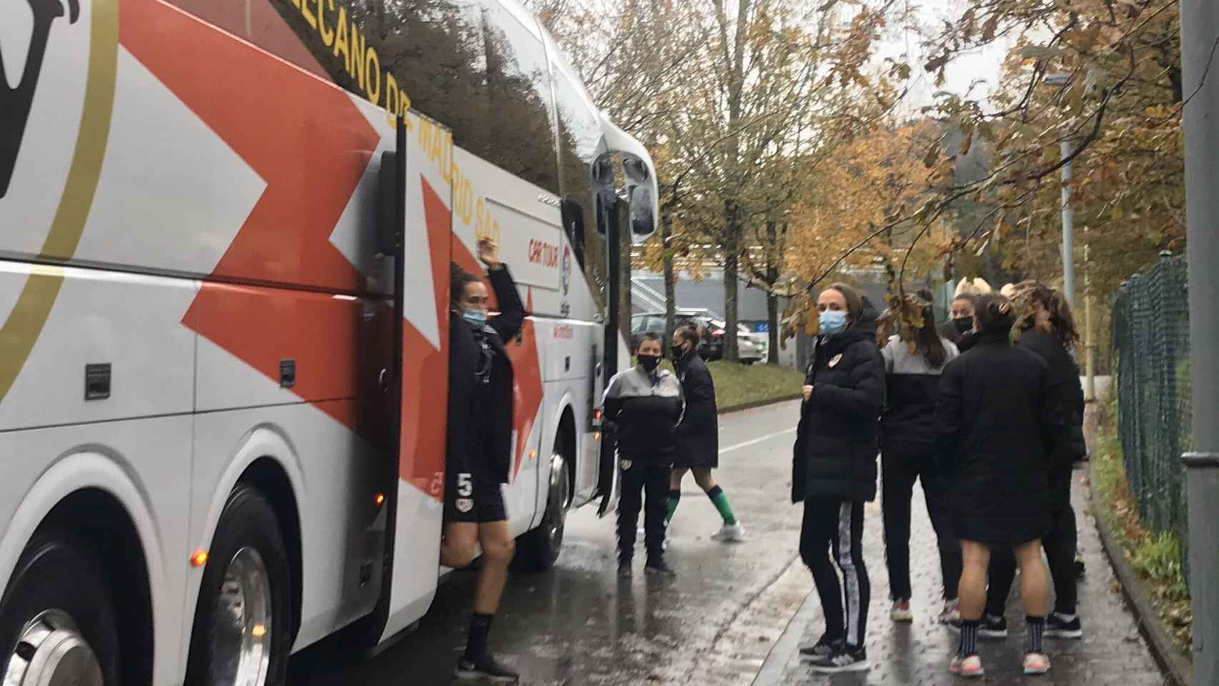 Las jugadoras del Rayo Femenino subiendo al autobús
