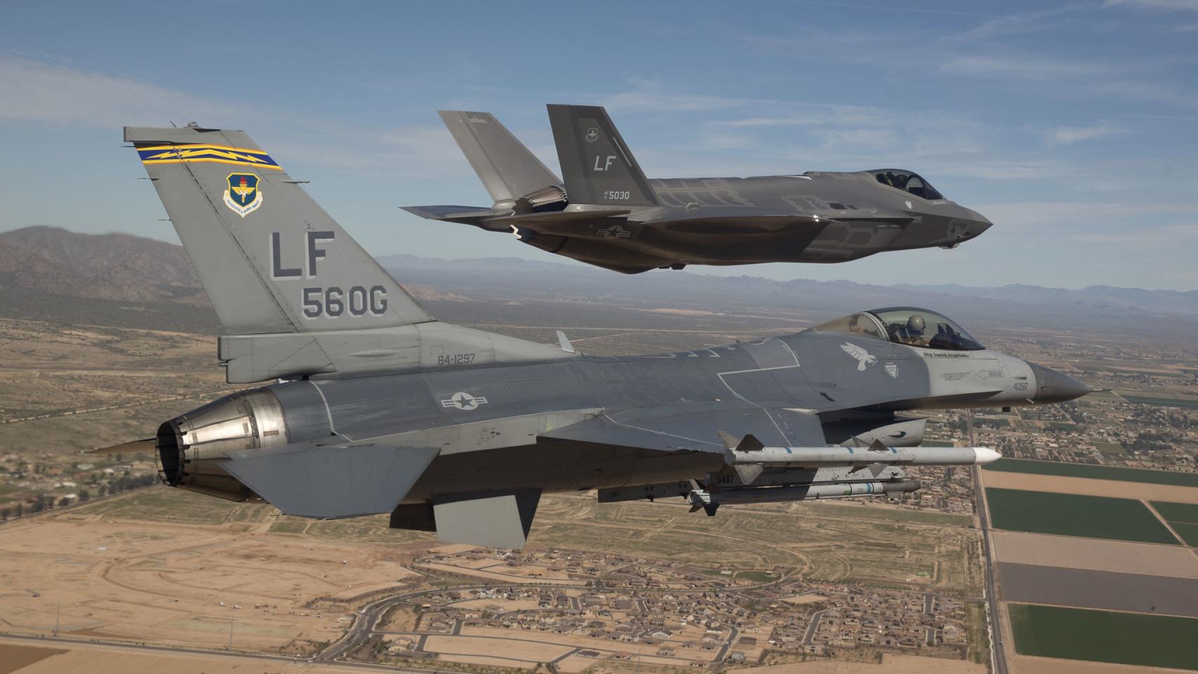 F-16, en primer plano, y F-35