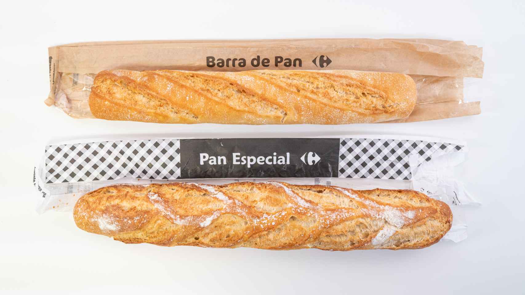 Arriba, barra de pan con masa madre de Carrefour; abajo, barra de pan clásica.