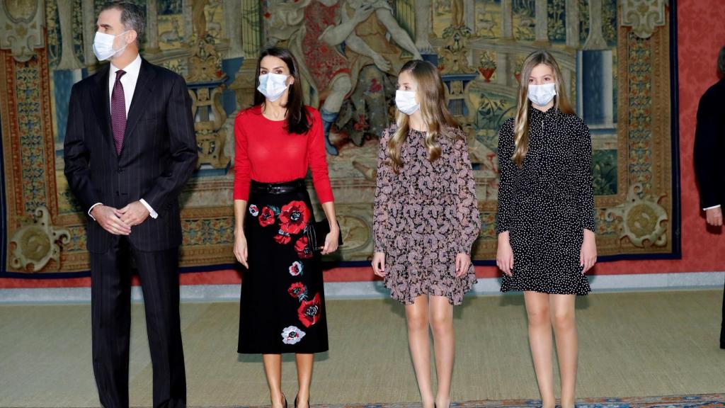 Los Reyes Felipe VI y Letizia, junto a sus hijas, durante la reunión del patronato de la Fundación Princesa de Girona.