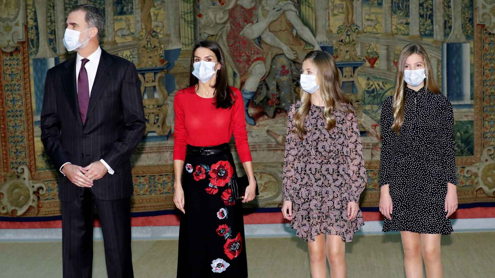 Los Reyes Felipe VI y Letizia, junto a sus hijas, durante la reunión del patronato de la Fundación Princesa de Girona.