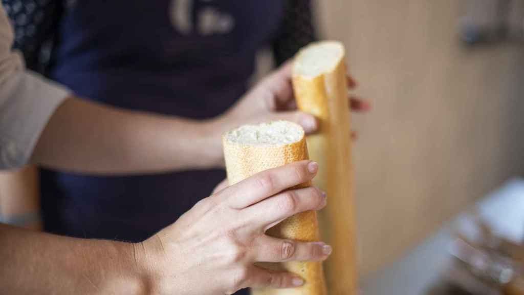 Celia mira la miga del pan para saber la probabilidad de que sea (más o menos) artesanal.
