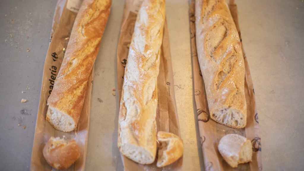 De izquierda a derecha, las barras de pan ganadoras del bronce al oro: barra de pan clásica de Carrefour, gourmet de Carrefour y de masa madre de Lidl.