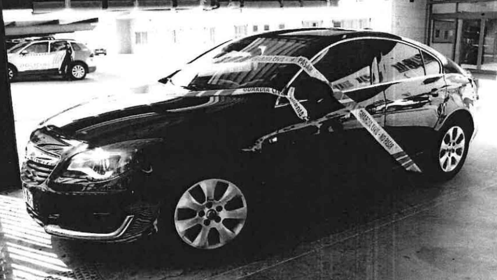 Opel Insignia en el que emprendieron la huida los presuntos sicarios.