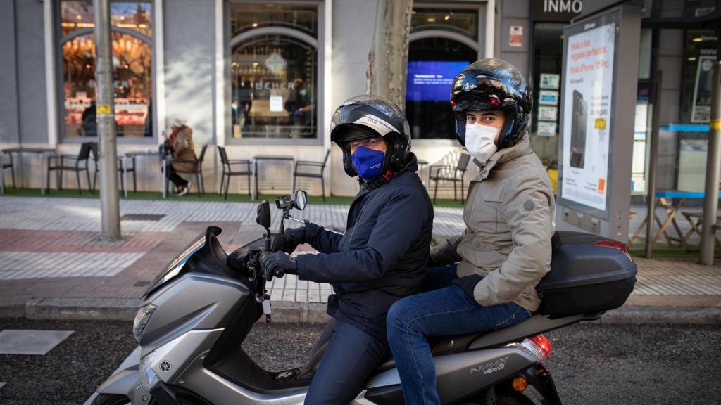 Almeida accede a llevar a un reportero de EL ESPAÑOL a bordo de su motocicleta.