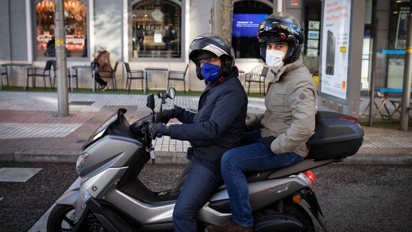 Almeida accede a llevar a un reportero de EL ESPAÑOL a bordo de su motocicleta.