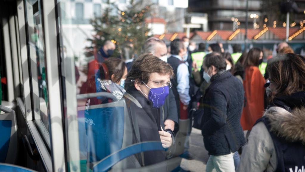 El alcalde de Madrid, en un acto con voluntarios de la EMT.