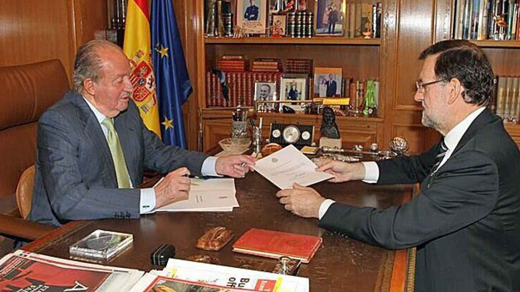 El Rey Juan Carlos I presenta su abdicación al presidente del Gobierno, Mariano Rajoy