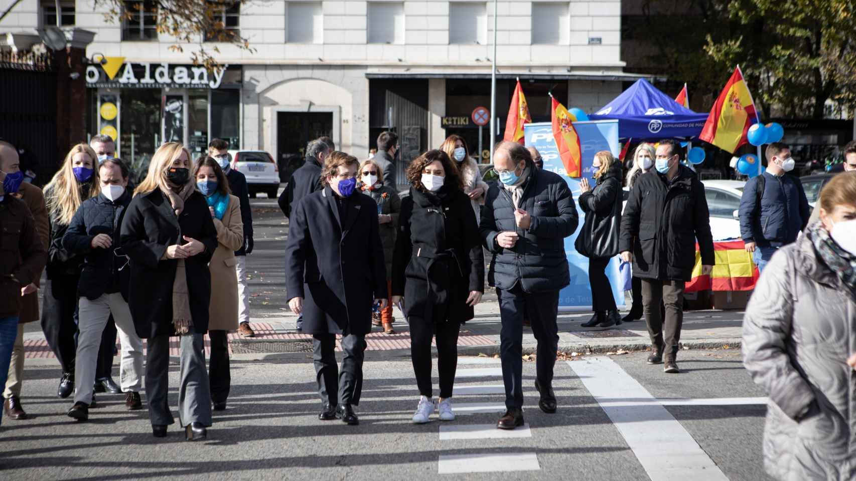 Almeida camina junto a la presidenta de Madrid, Isabel Díaz Ayuso, y el presidente de los 'populares' en la provincia, Pío García Escudero.