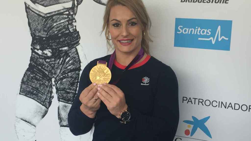 Lydia Valentín recibe su medalla de oro de los Juegos Olímpicos de Londres 2012.
