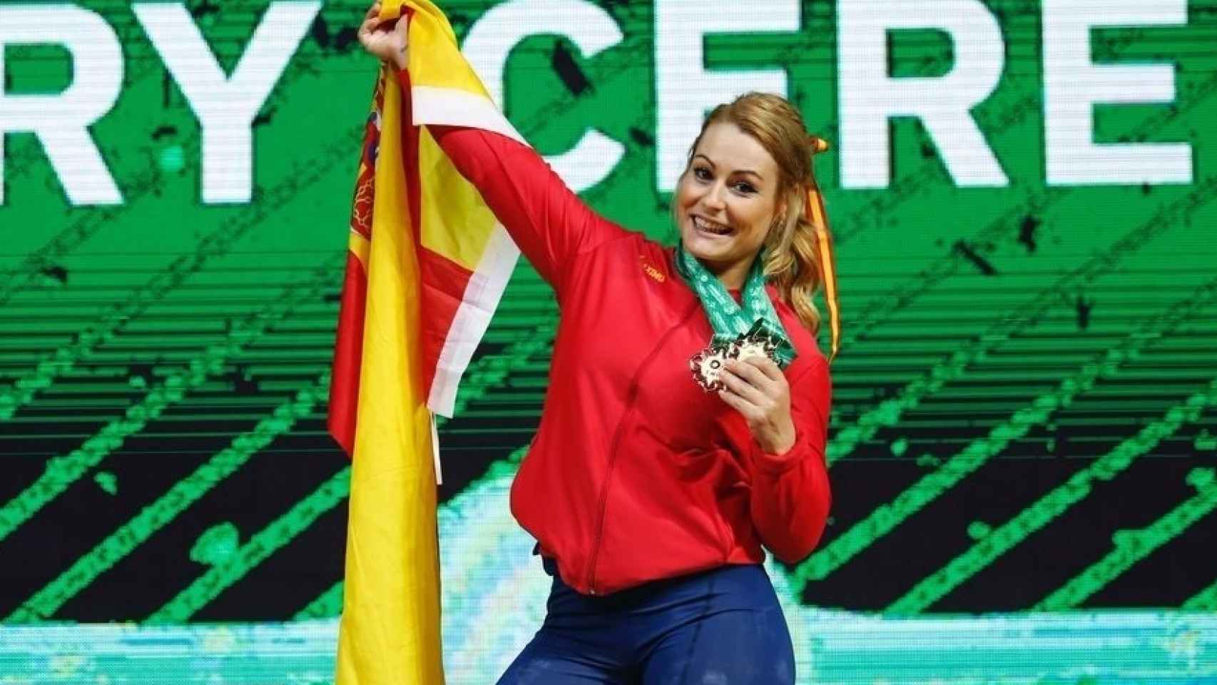 Lydia Valentín celebra su oro mundial en halterofilia.
