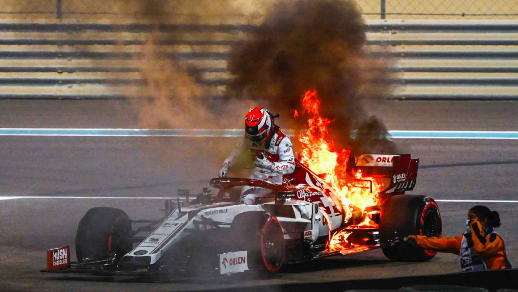 Raikkonen escapa de su Alfa Romeo en llamas y revive la pesadilla de Grosjean en Abu Dhabi