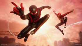 Los dos Spider-Man surcando el cielo de Manhattan