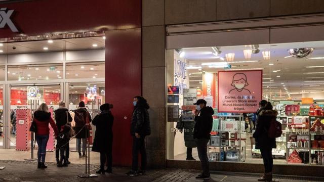 Personas haciendo las compras navideñas en Berlín.