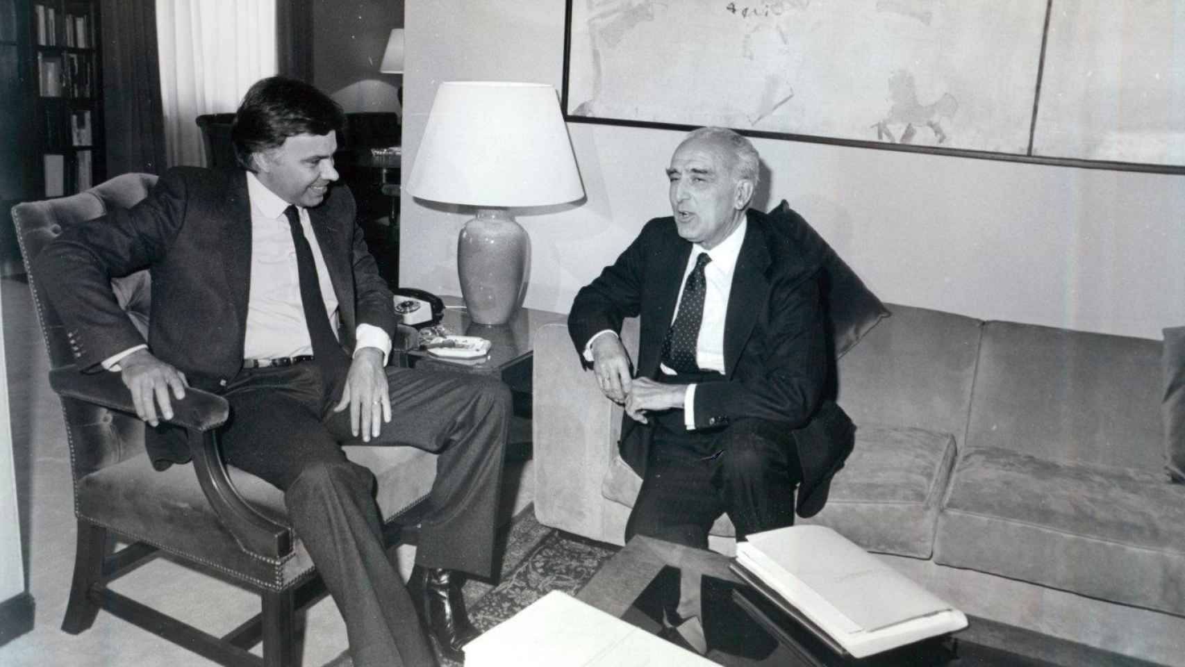 El presidente del Gobierno, Felipe González, recibe a su Defensor del Pueblo, Joaquín Ruiz-Giménez, el 16 de junio de 1983.