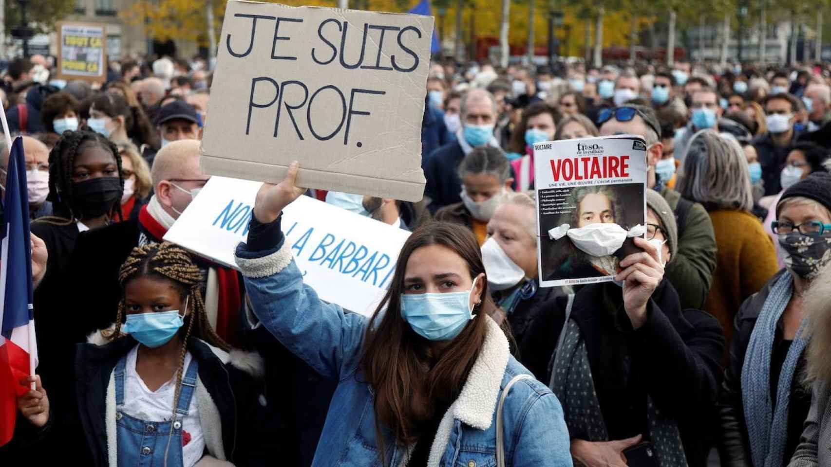 Una mujer sostiene un cartel en el que se puede leer Soy profesora durante una de las manifestaciones celebradas en Francia en repulsa por el asesinato de Samuel Paty.