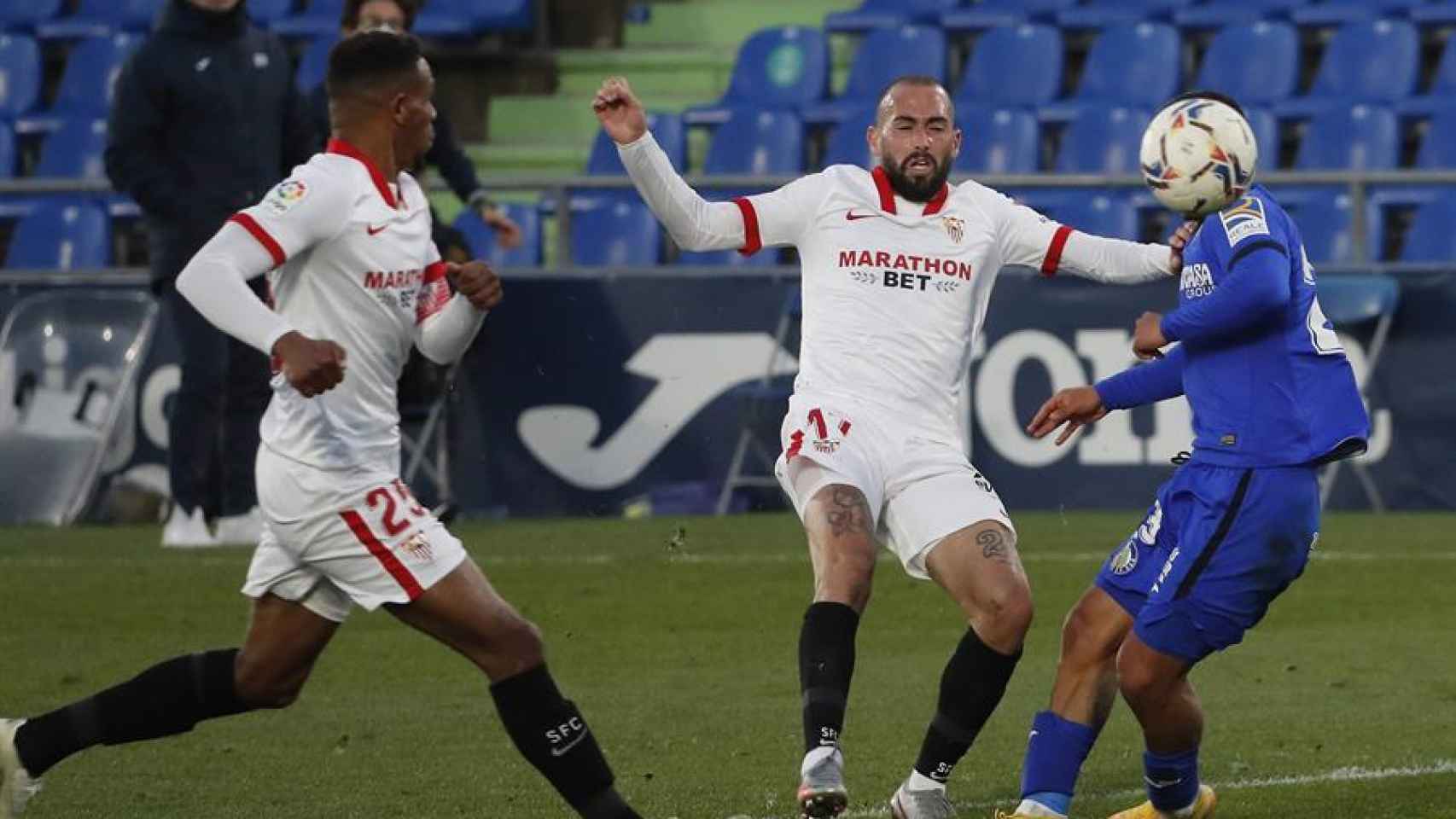 Aleix Vidal ante Oussama Idrissi, en el Getafe - Sevilla de La Liga