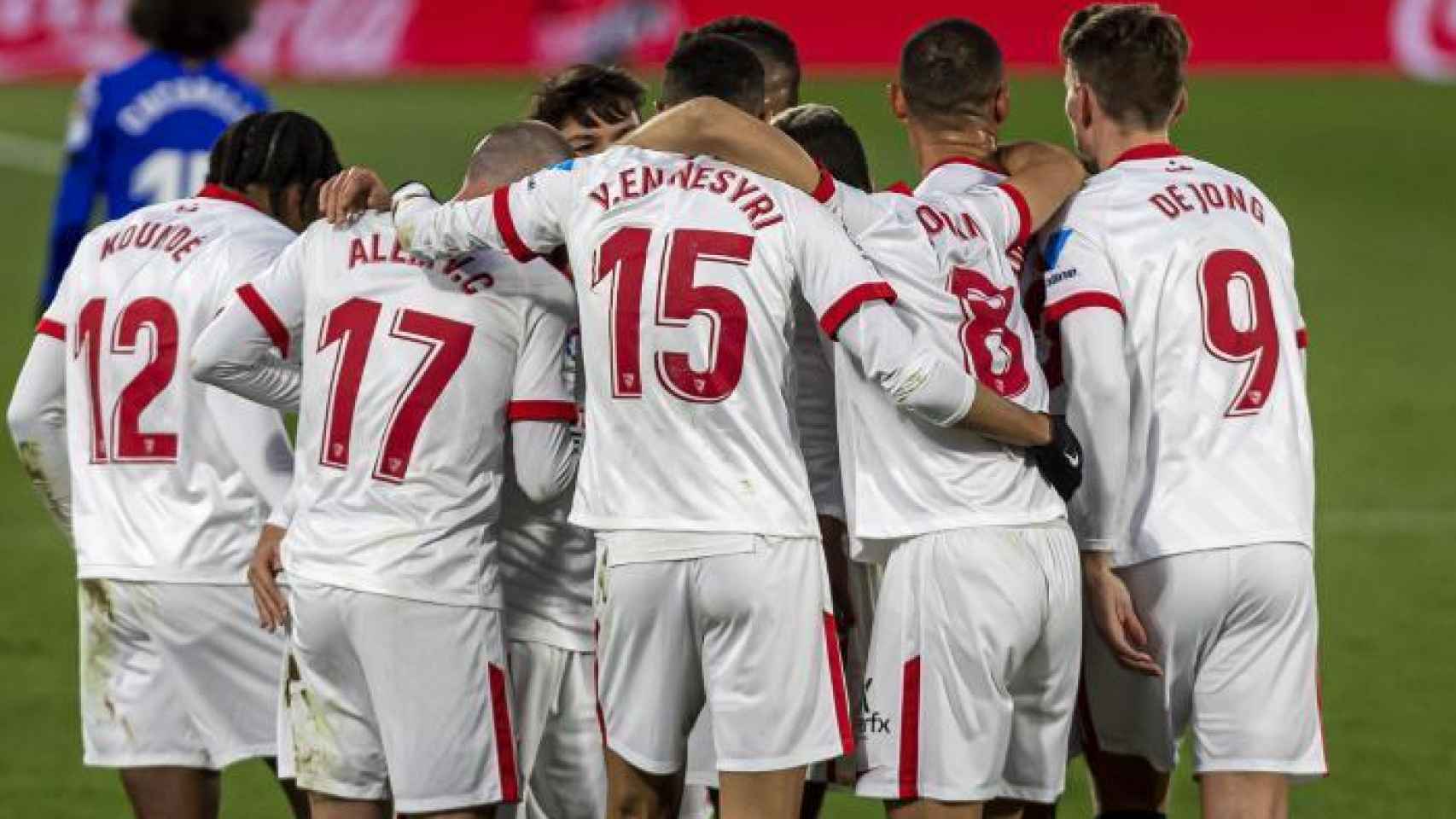 Piña de los jugadores del Sevilla para celebrar el gol ante el Getafe