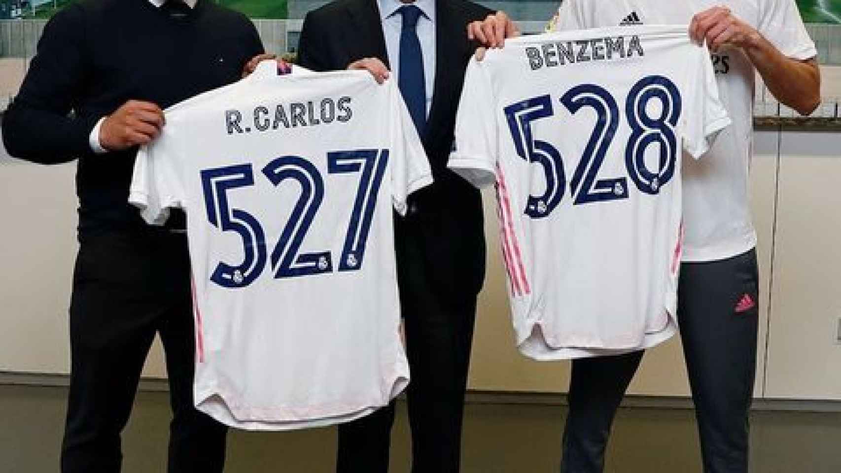Florentino Pérez junto a Benzema y Roberto Carlos