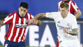 Luis Suárez ante Toni Kroos, durante el Derbi entre Real Madrid y Atlético