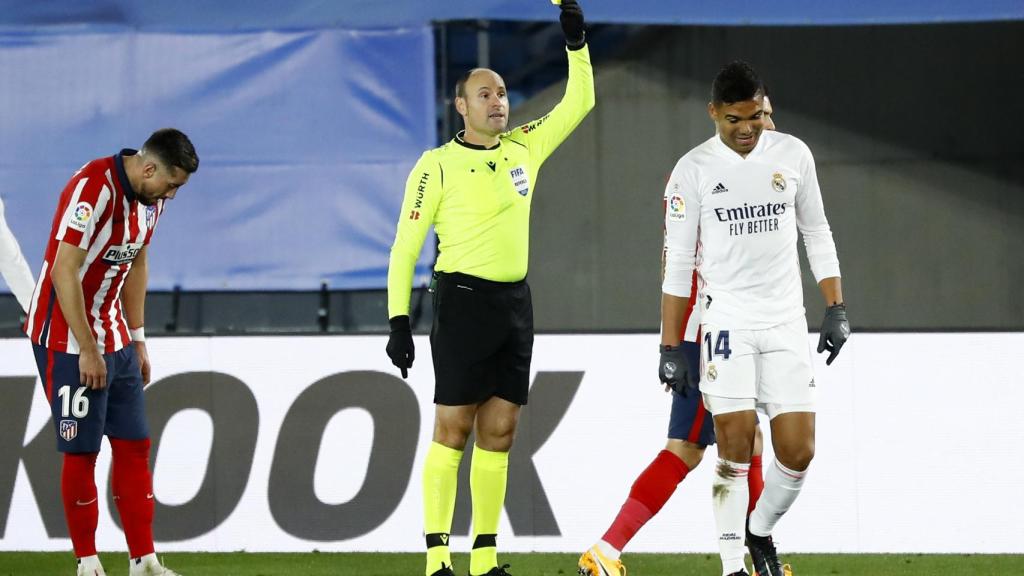 Antonio Mateu Lahoz muestra la tarjeta amarilla a Casemiro