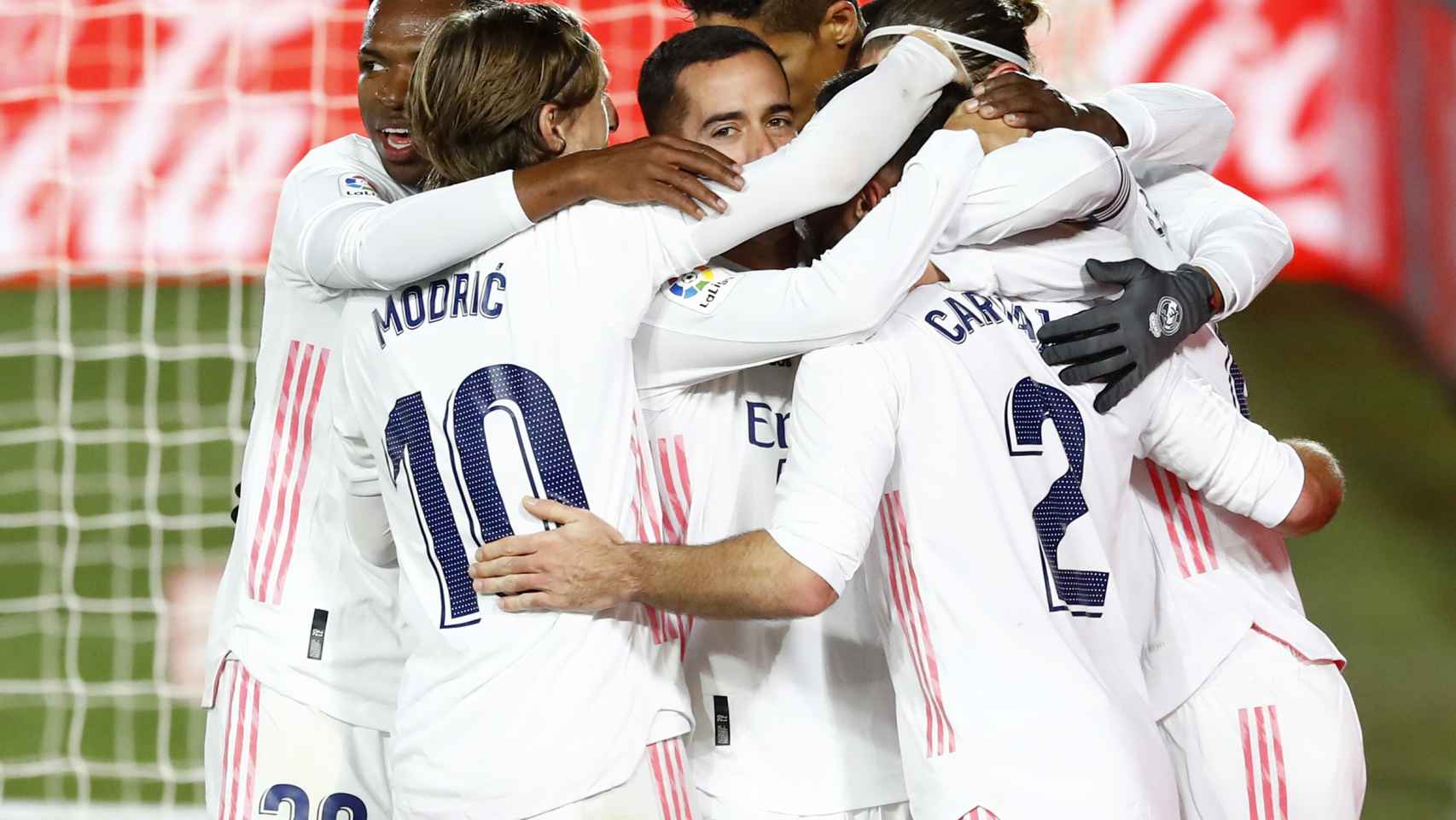 Los jugadores del Real Madrid felicitan a Carvajal por su gol al Atlético de Madrid