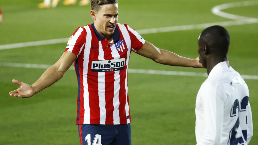 Marcos Llorente protesta ante Ferland Mendy