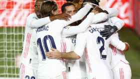 Piña de los jugadores del Real Madrid para celebrar un gol en el Derbi