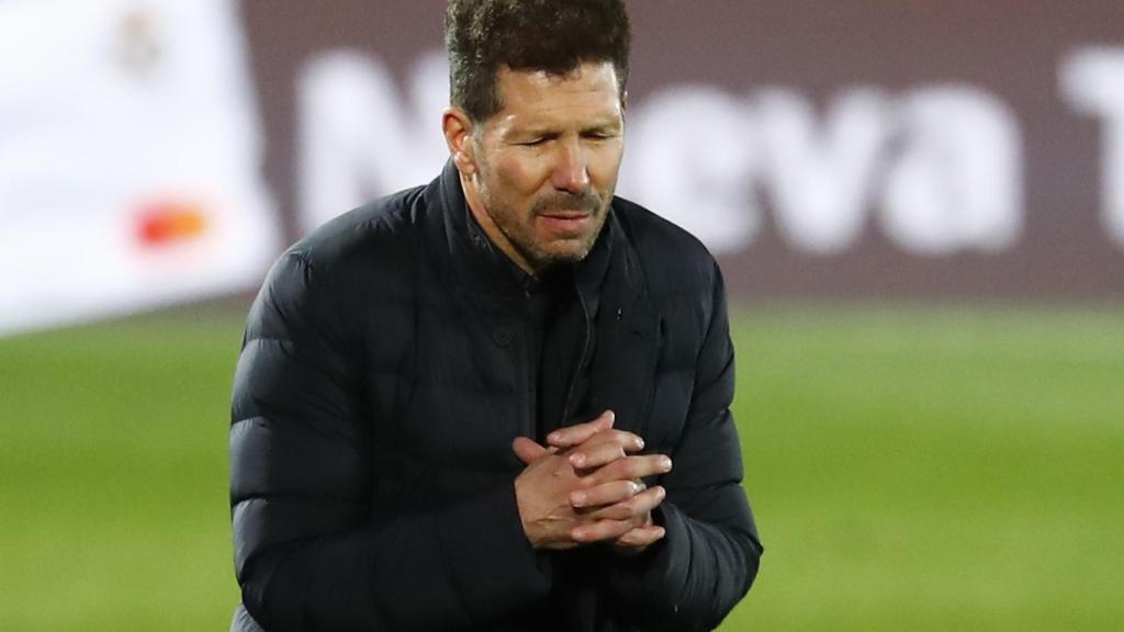 Simeone se lamenta por la derrota ante el Real Madrid en el Derbi del Di Stéfano