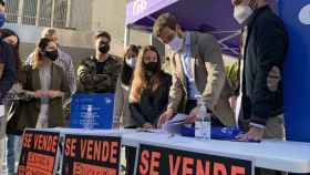 El líder del PP, Pablo Casado, visita la carpa de recogida de firmas contra la nueva Ley de Educación en Murcia.