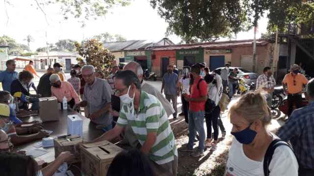 Venezolanos participando este sábado en la votación en la plaza de Sucre de Barinitas. Twitter