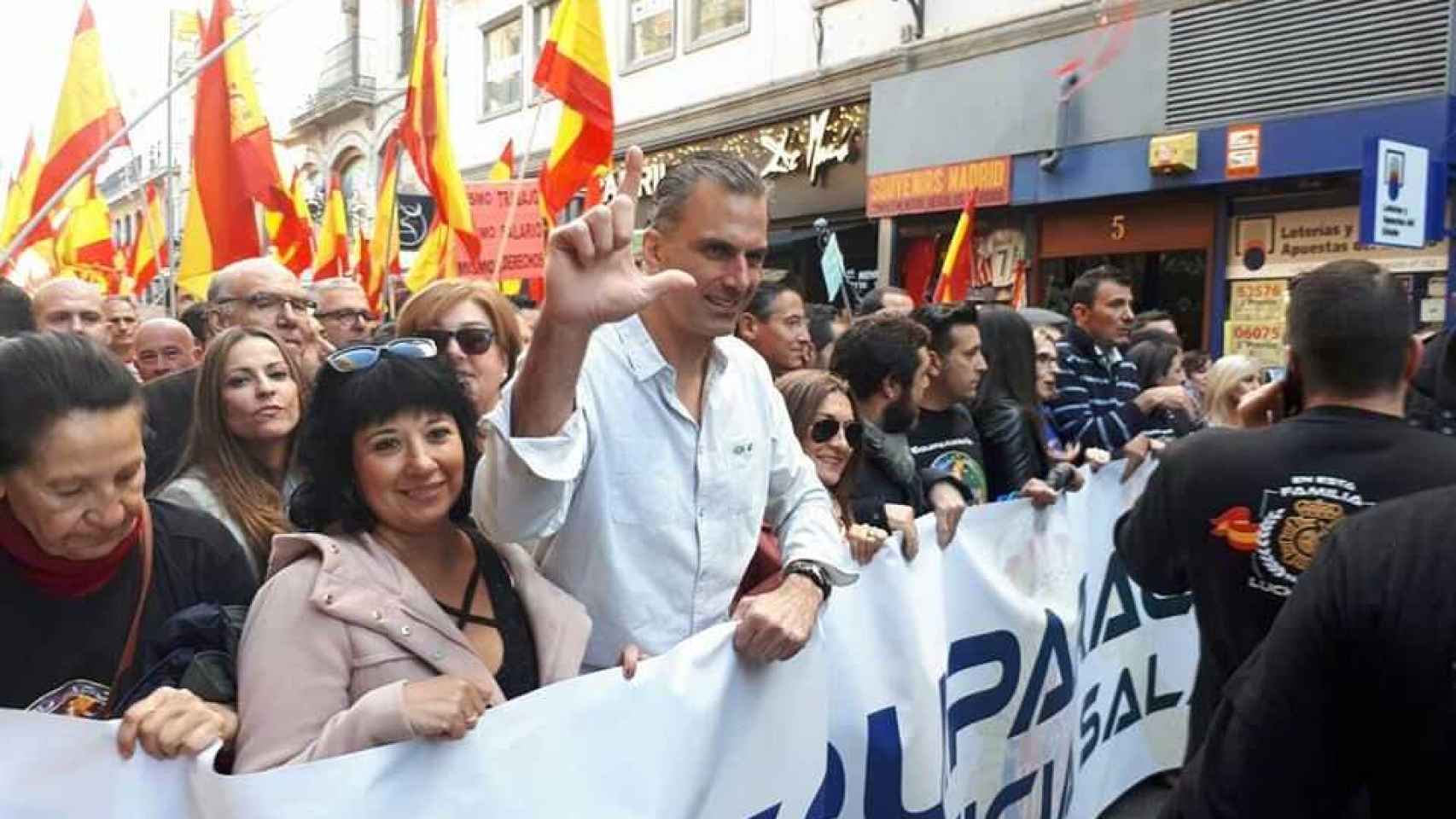 Carmen Gomis, en una manifestación junto a Ortega-Smith.