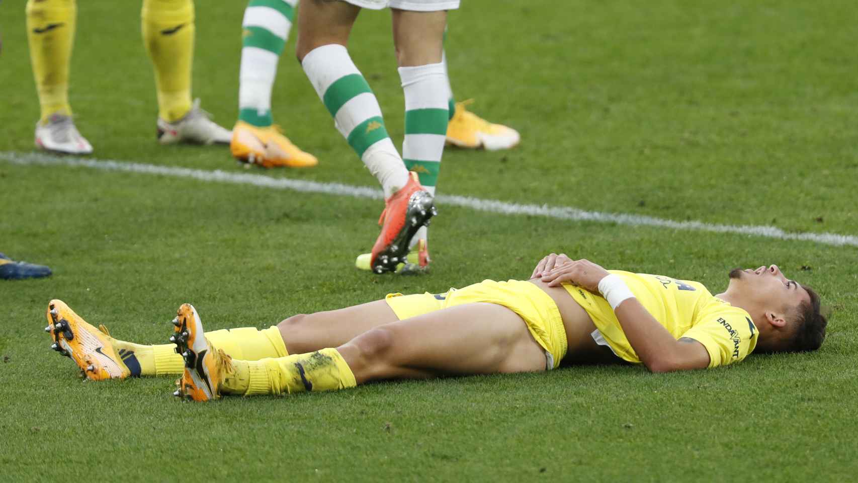 Un jugador del Villarreal se lamenta durante el duelo ante el Betis