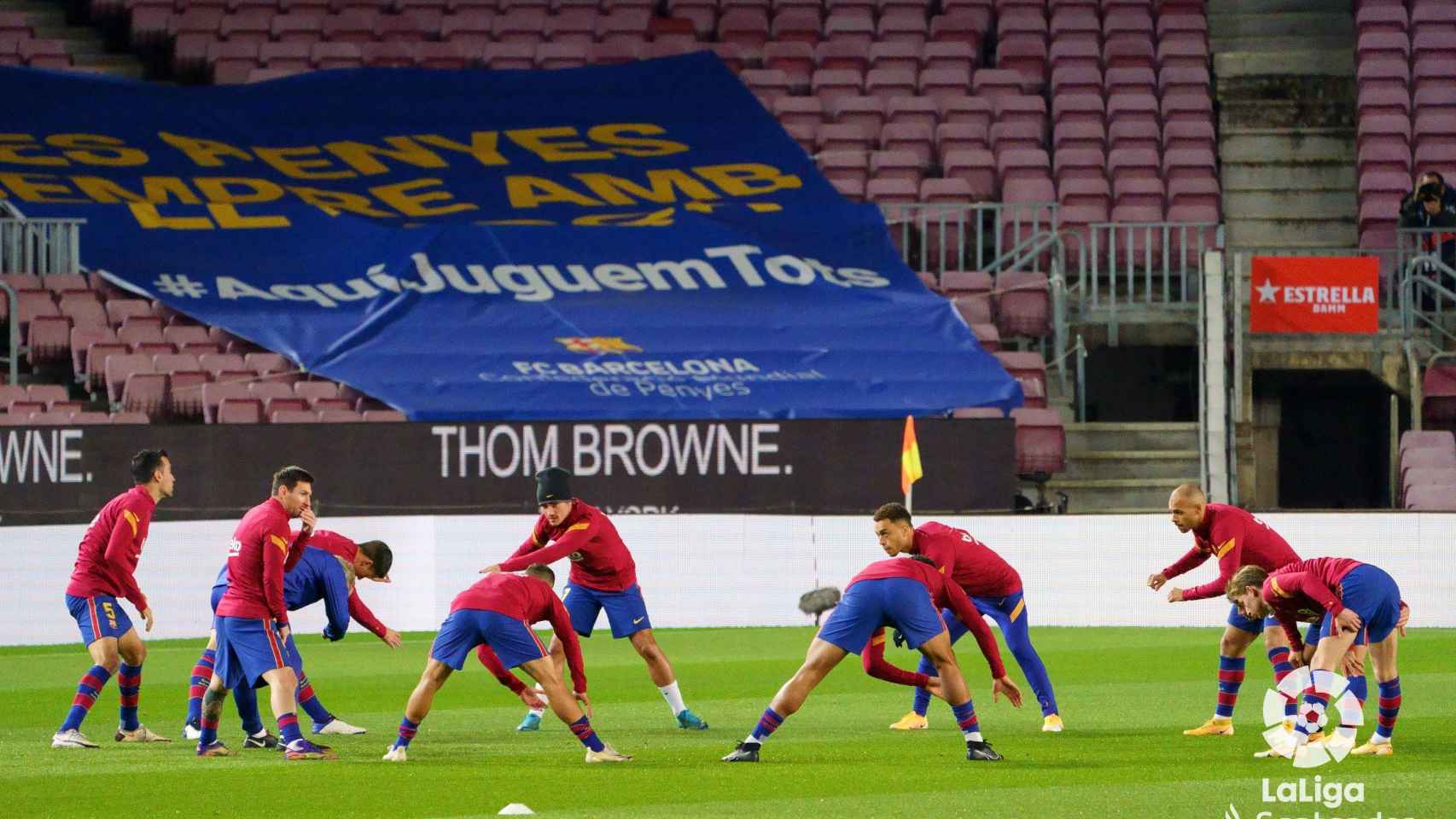 Los jugadores del Barça calientan antes de su partido contra el Levante