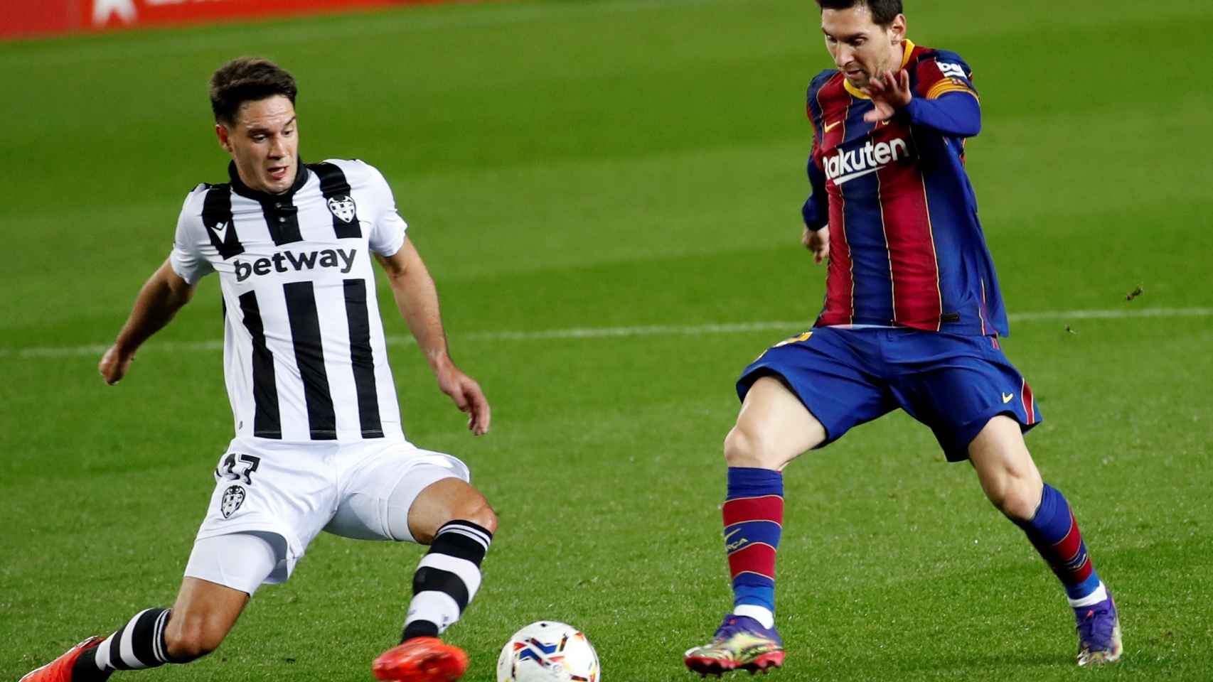 Messi intenta regatear a un defensa del Levante