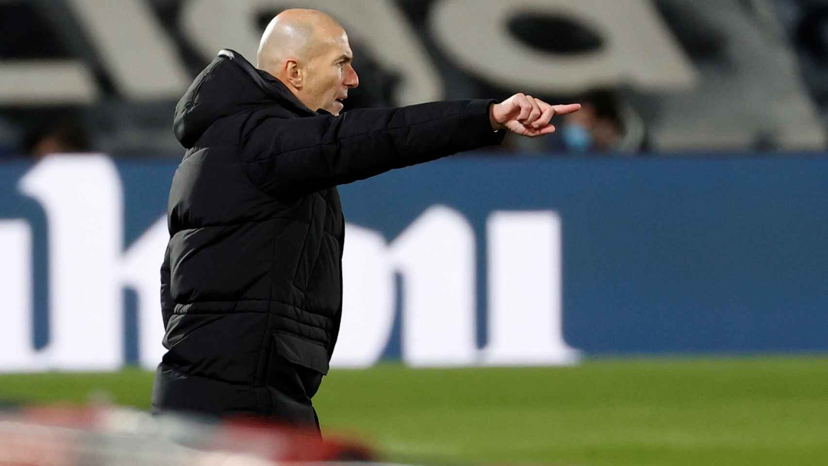 Zidane dando indicaciones en el derbi ante el Atlético de Madrid