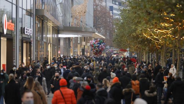 Una calle comercial de Fráncfurt abarrotada este sábado.