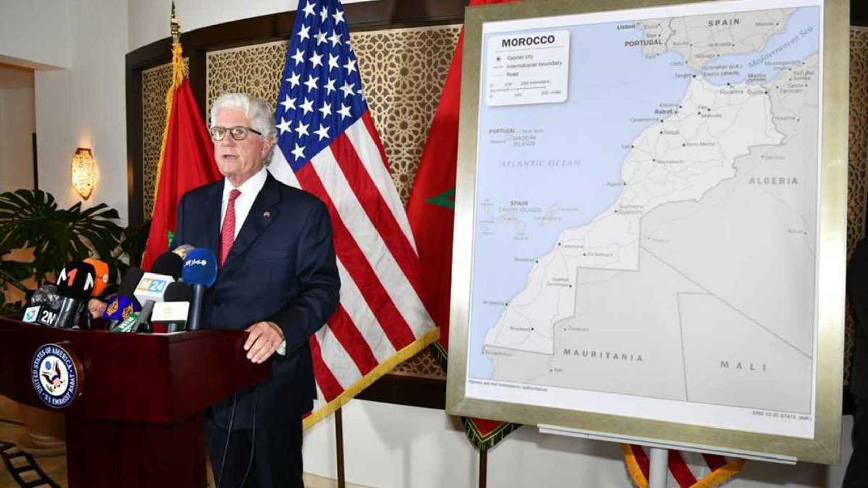 David T. Fischer, embajador de EEUU en Marruecos, con el mapa que ha regalado a Mohamed VI y que incluye el Sáhara.