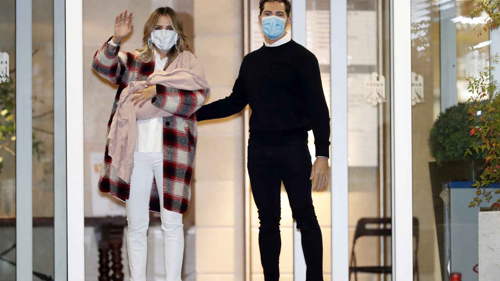 La modelo y el cantante a su salida del hospital el pasado octubre.