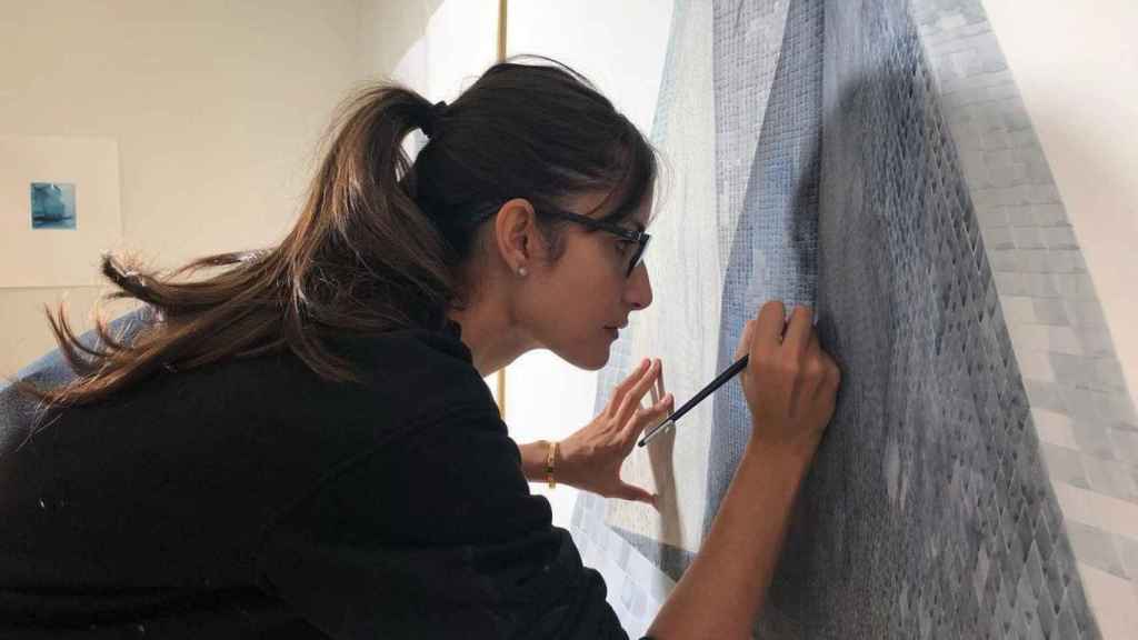 Rachel Valdés en su estudio de Madrid realizando su nueva serie 'Piscinas'.